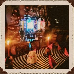 Aquí Escojo, Estando Aquí Me Antojo